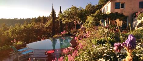 Piscina all'aperto, una piscina a sfioro