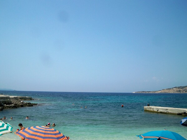 Una spiaggia nelle vicinanze