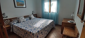 1 quarto, cofres nos quartos, ferros/tábuas de passar roupa