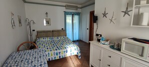 1 chambre, coffres-forts dans les chambres, fer et planche à repasser