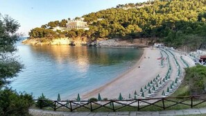 Plage à proximité, chaises longues