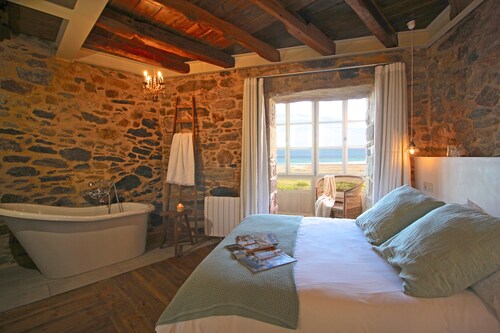 Unique oceanfront retreat with fantastic views of the wild natural space