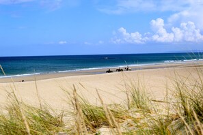 På stranden