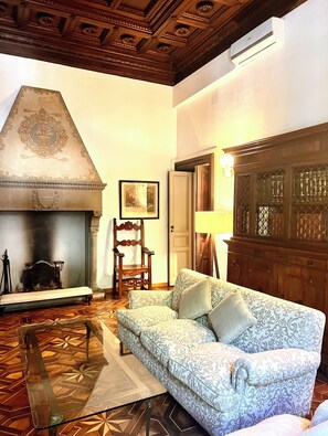 Smart TV, fireplace, books - Luxurious 160sqm Liberty Apartment (Firenze)