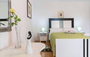 2 bedrooms, iron/ironing board, free WiFi, bed sheets