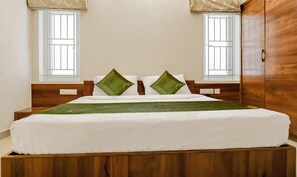 Standard Room, 1 King Bed, Non Smoking | Iron/ironing board, rollaway beds, free WiFi, bed sheets