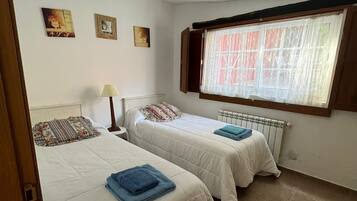 2 dormitorios, tabla de planchar con plancha, cuna de viaje y wifi