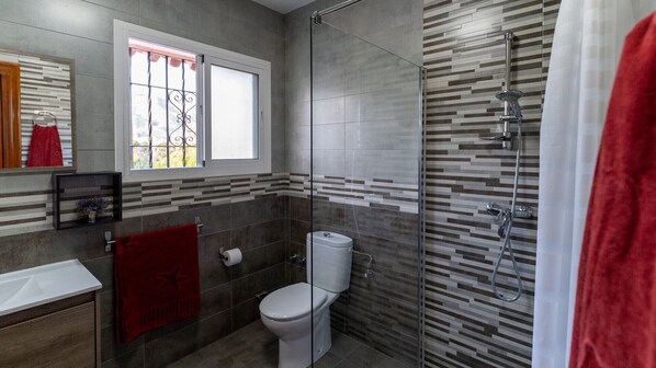Ensemble douche/baignoire, serviettes fournies