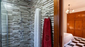 Ensemble douche/baignoire, serviettes fournies