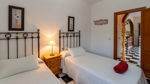 3 chambres, coffres-forts dans les chambres, fer et planche Ă repasser