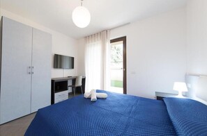 2 camere, una scrivania, lenzuola