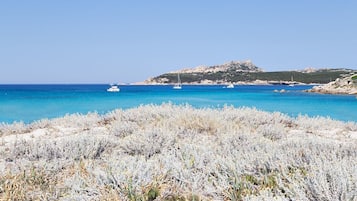 Una spiaggia nelle vicinanze, lettini da mare