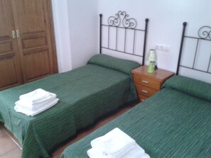 4 bedrooms, iron/ironing board, free WiFi, bed sheets