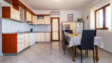 Frigorífico, horno, placa de cocina y lavavajillas