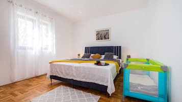 2 dormitorios, tabla de planchar con plancha, cuna de viaje y wifi