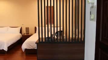 Quadruple Room | Desk, blackout drapes, soundproofing, free WiFi