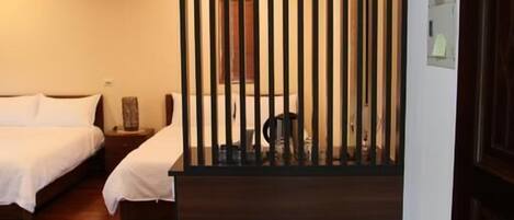 Quadruple Room | Desk, blackout drapes, soundproofing, free WiFi