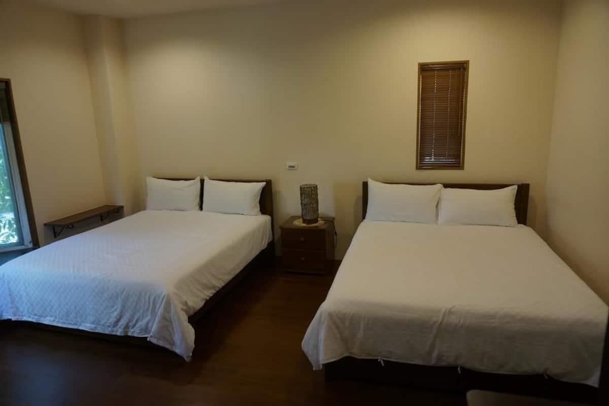 Quadruple Room | Meja, langsir/tirai gelap terus, kalis bunyi, Wi-fi percuma