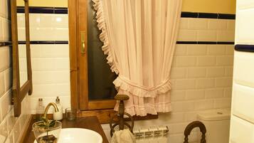 Een douche, een haardroger, handdoeken, toiletpapier