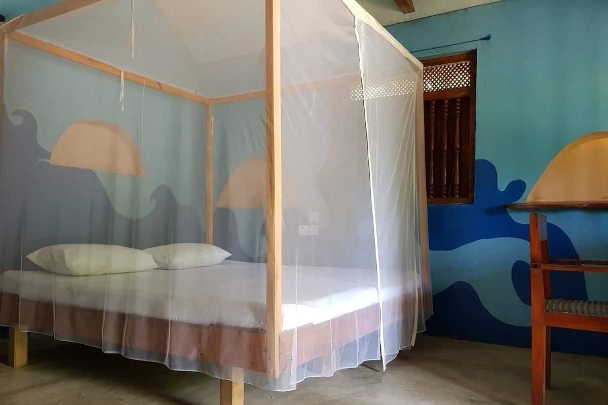 Caja de seguridad en la habitación, muebles diferentes y cunas
