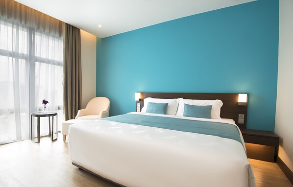 Minibar, in-room safe, desk, iron/ironing board