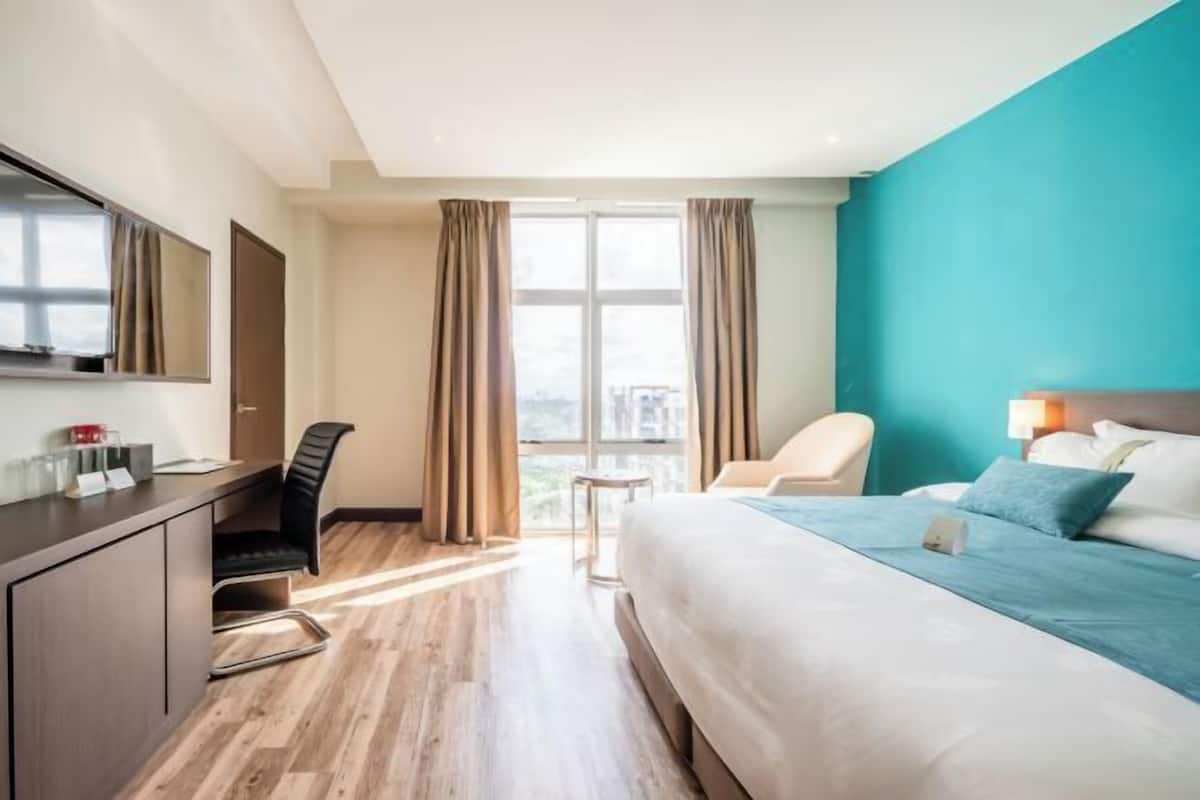 Minibar, una cassaforte in camera, una scrivania, ferro/asse da stiro