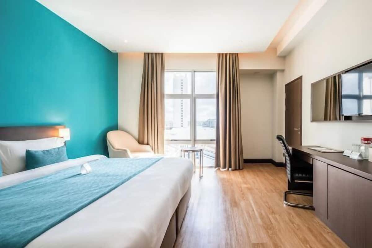 Minibar, caja de seguridad en la habitación y escritorio 