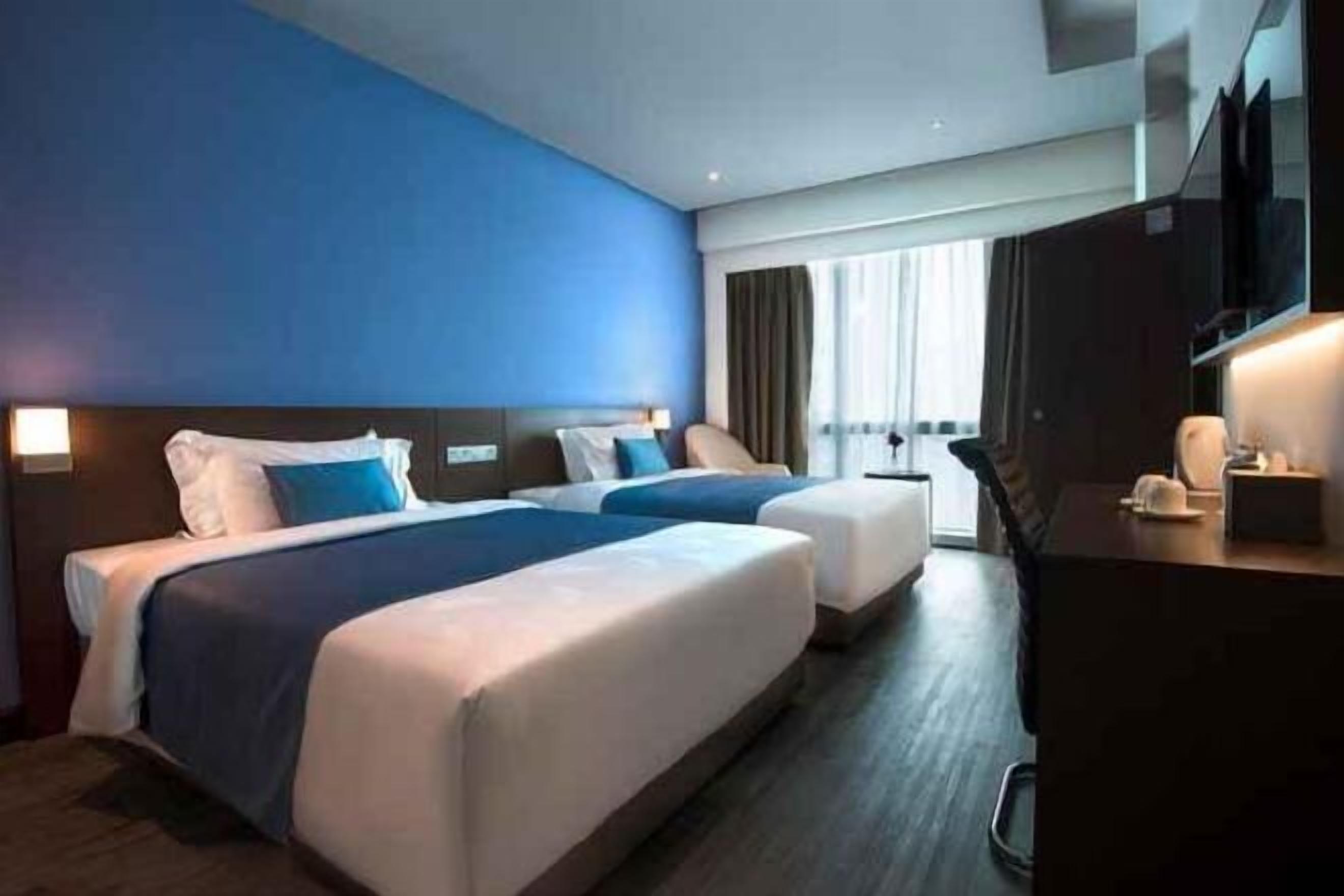 Minibar, in-room safe, desk, iron/ironing board