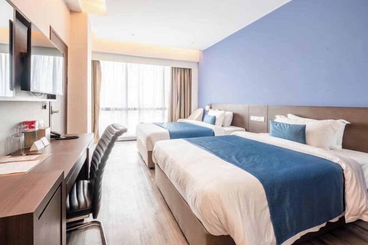 Minibar, caja de seguridad en la habitación y escritorio 