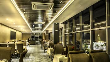 2 restaurants; breakfast, lunch and dinner served