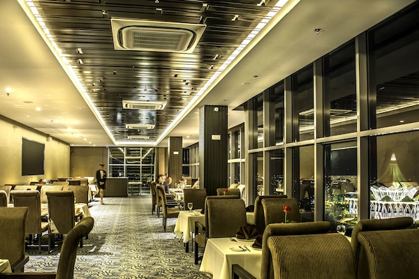 2 restaurants; breakfast, lunch, and dinner served