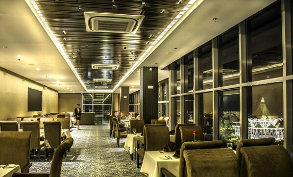 2 restaurants; breakfast, lunch, and dinner served