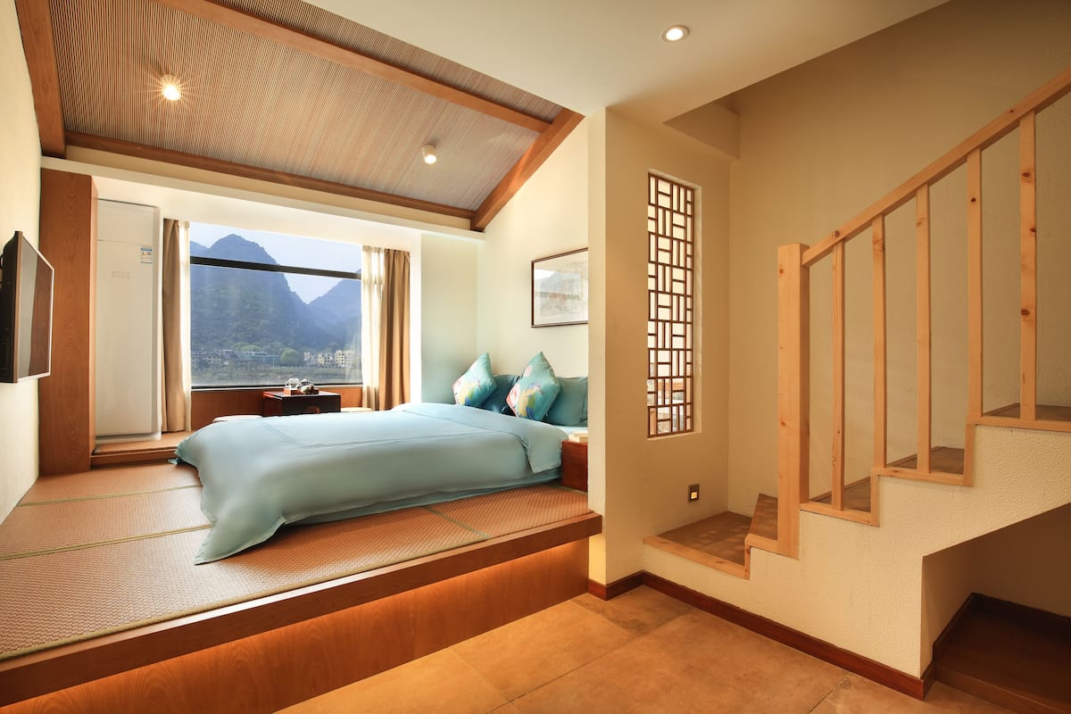 Habitación triple familiar, varias camas, no fumadores, vistas a la colina | 1 dormitorio, ropa de cama de alta calidad, escritorio y cortinas opacas