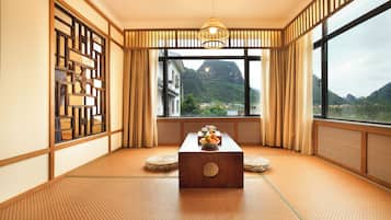 Panoramic Suite, 1 Queen Bed, Non Smoking, Hill View | Mountain view