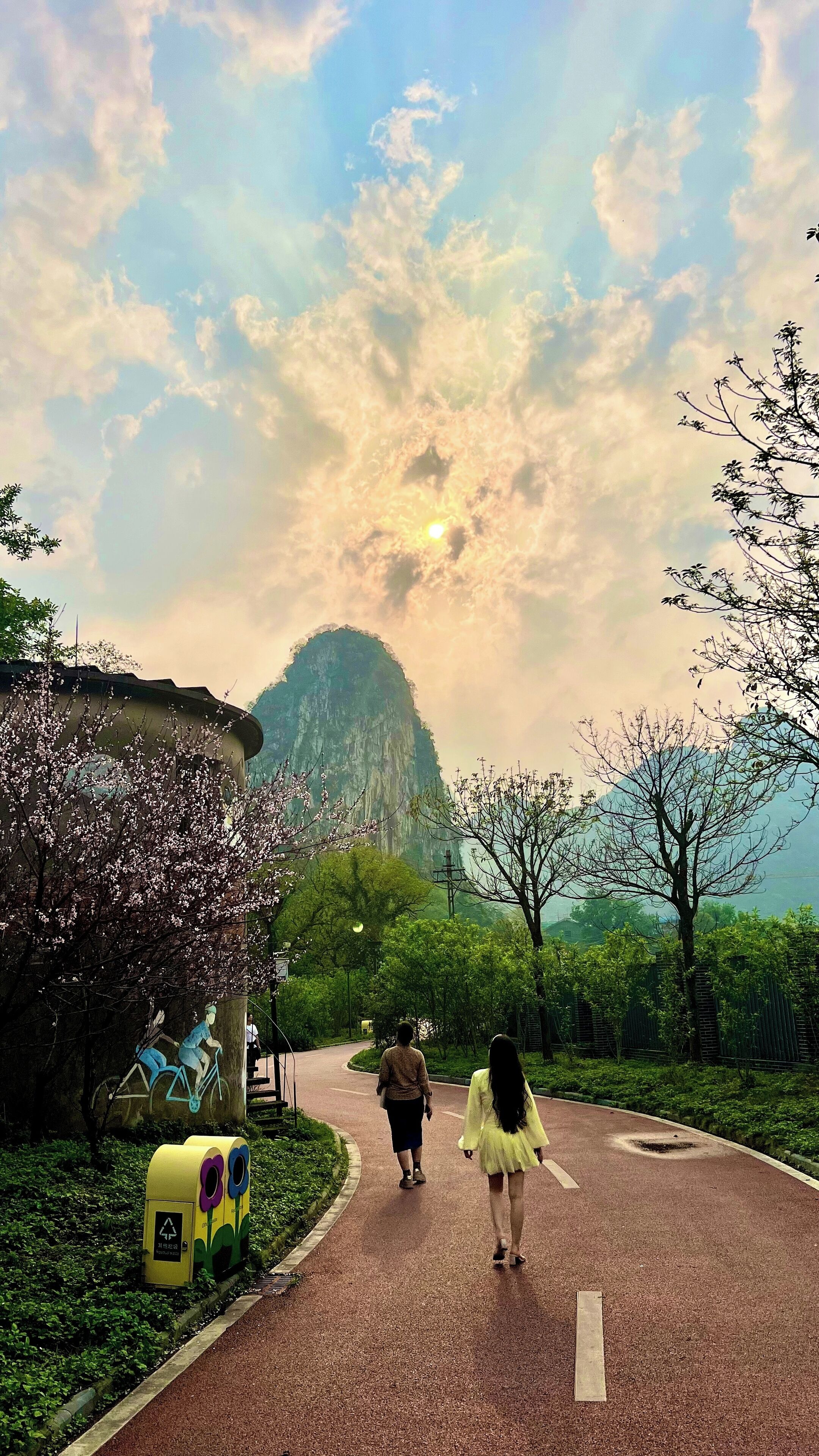 Un sentier qui mène à une montagne, avec un ciel dégagé.