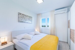 2 bedrooms, in-room safe, iron/ironing board, free WiFi