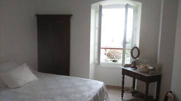 3 slaapkamers, een strijkplank/strijkijzer, wifi, beddengoed