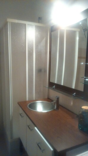 Shower, hair dryer, towels, toilet paper - Old house in the village of Castellare Di Casinca with sea view (Castellare-Di-Casinca)