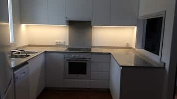 Een koelkast, een microgolfoven, een oven, een kookplaat