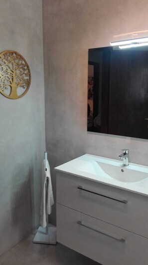 Suihku, hiustenkuivaaja, pyyhkeet