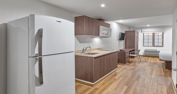 Suite, 1 Queen Bed | Desk, blackout curtains, bed sheets - Extended Suites Queretaro Juriquilla (Querétaro)