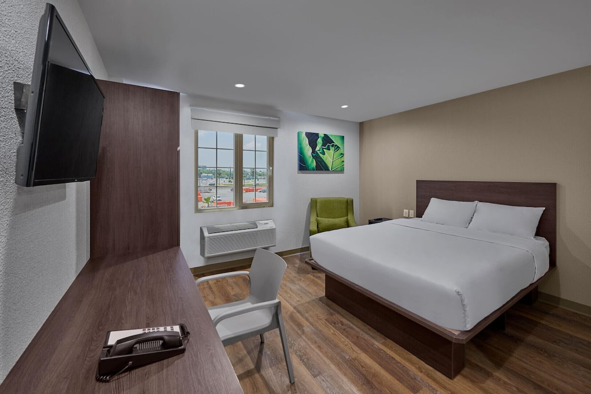 1 bedroom, desk, blackout drapes, bed sheets