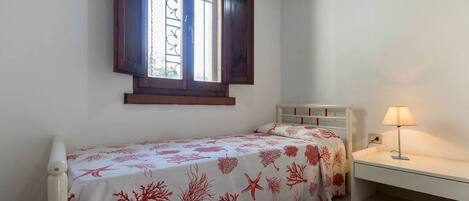 3 bedrooms, bed sheets