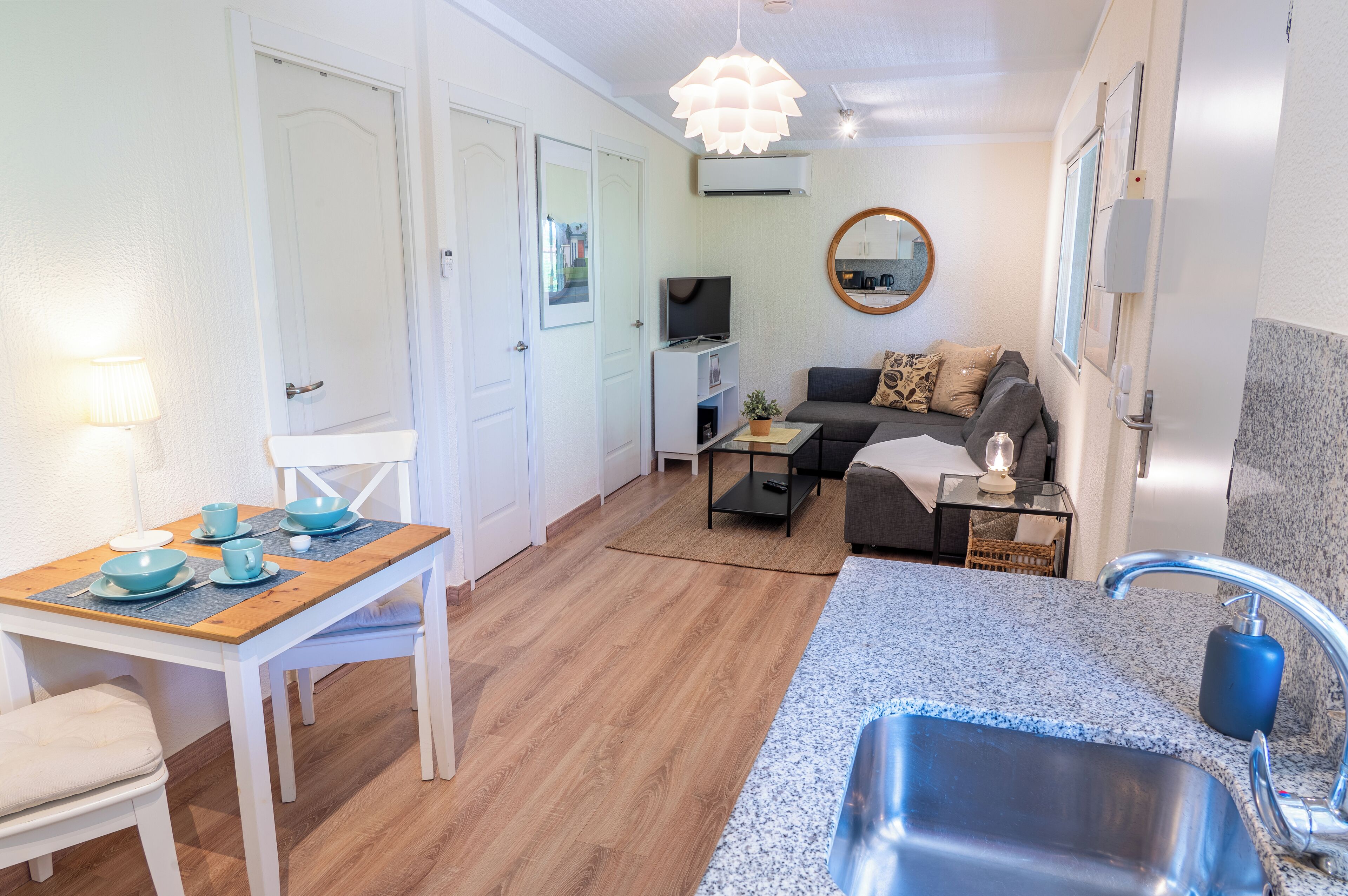 TV connectée, livres, chaîne hi-fi