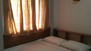 Double Room | Minibar, desk, free WiFi, bed sheets