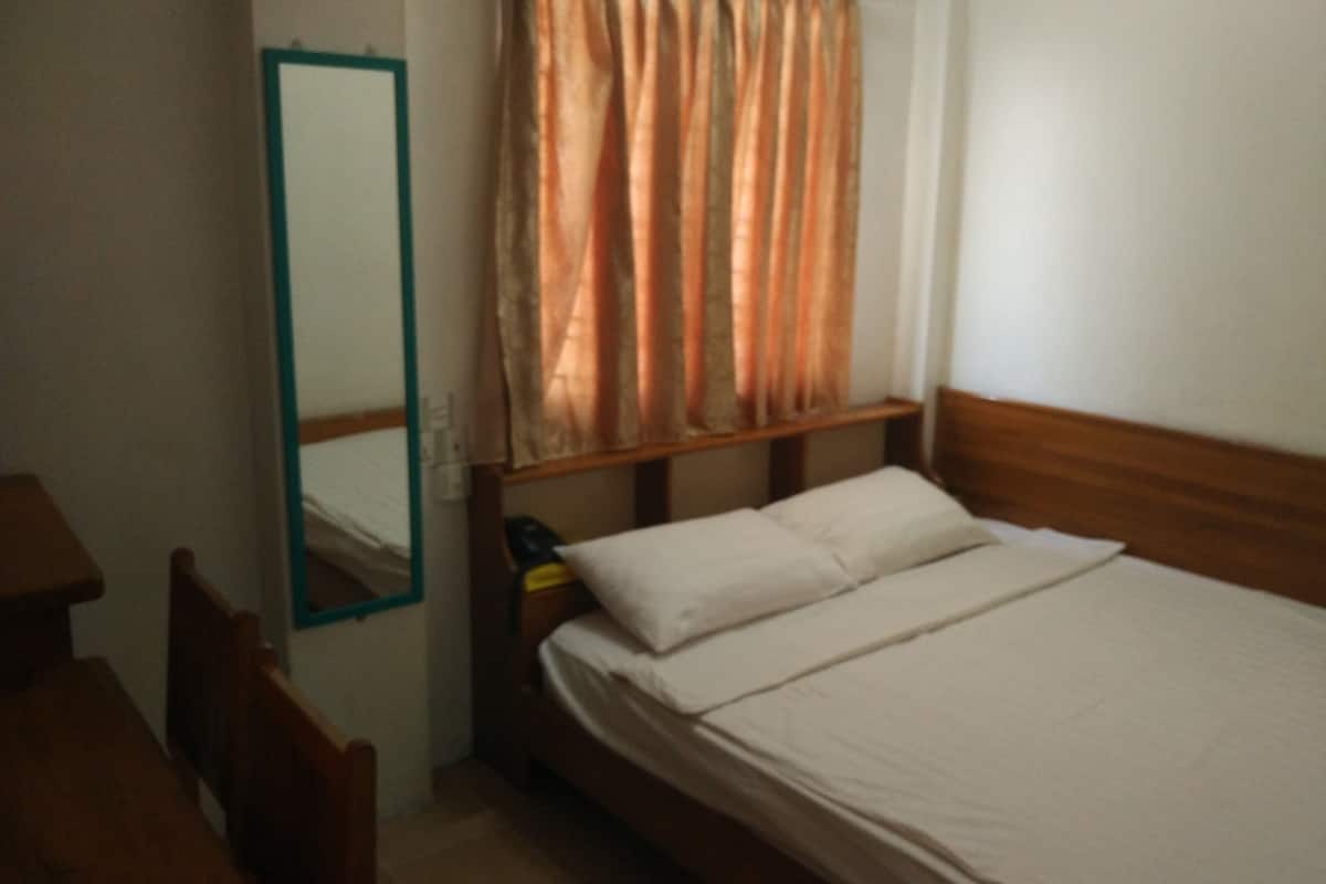 double room | minibar, desk, free wifi, bed sheets