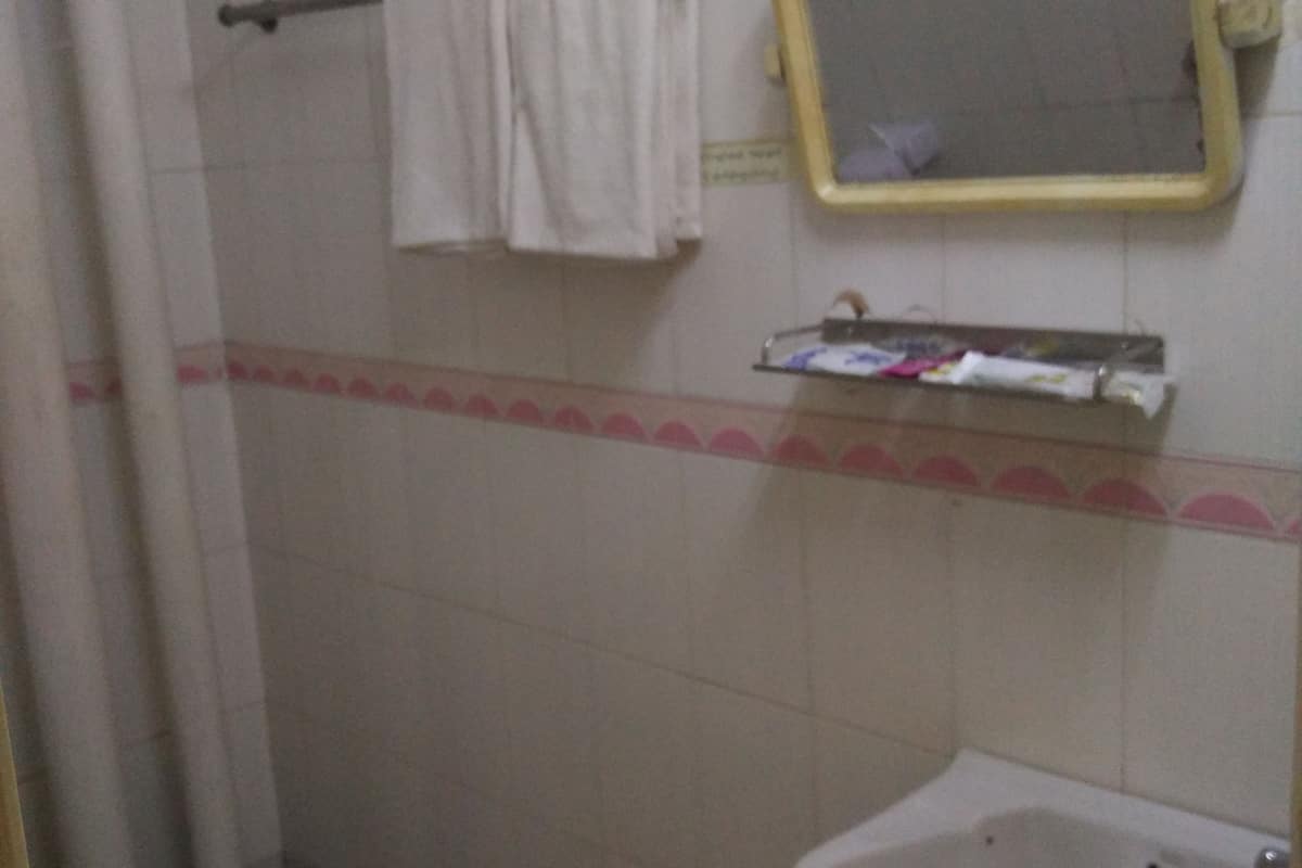 twin room | bathroom | shower, free toiletries, slippers, towels