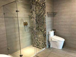 Comfort Quadruple Room | Bathroom | Shower, free toiletries, hair dryer, slippers - Zhai Nan (Tainan)
