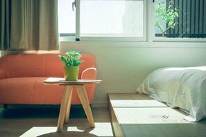 Desk, blackout drapes, soundproofing, free WiFi - Zhai Nan (Tainan)