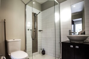 Apartemen Standar, 2 kamar tidur, Bebas Asap Rokok | Kamar mandi | Shower, perlengkapan mandi gratis, pengering rambut, dan handuk